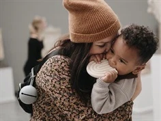 Mushie stone sutteboks silikone